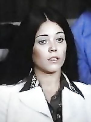 Әдемі траннилермен топтық порно